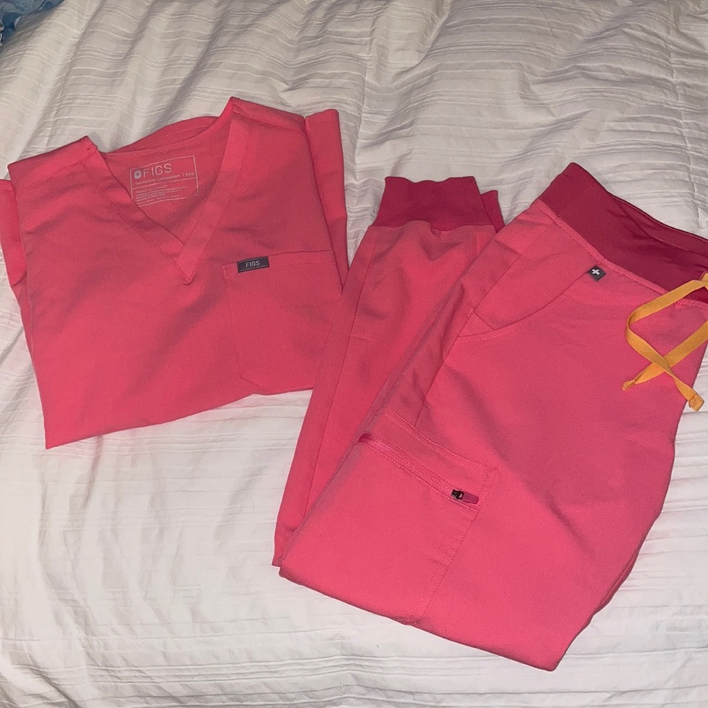 FIGS Women’s neon pink set